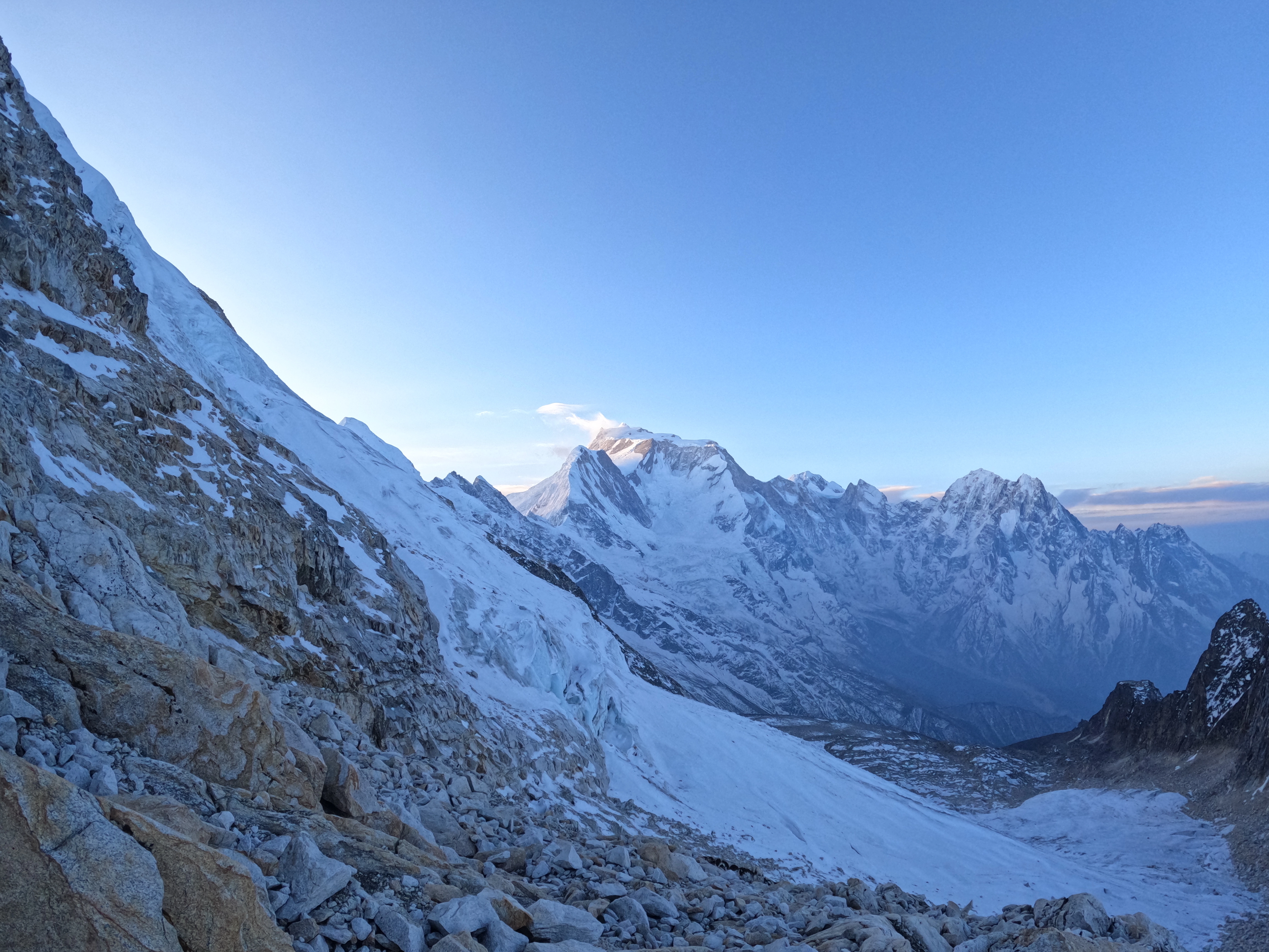 8000M